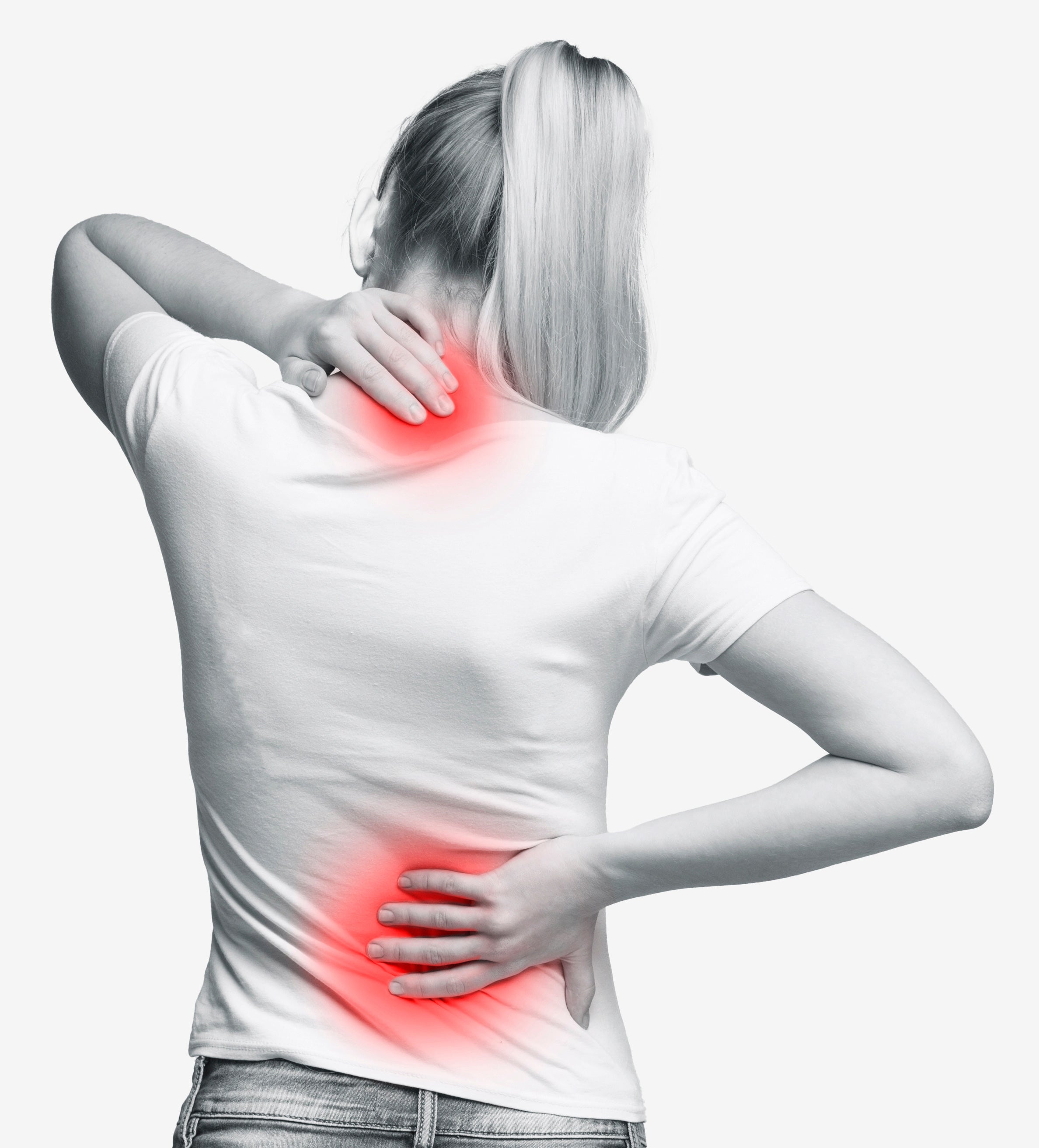 Frau fässt sich an den Rücken und deutet Schmerzen. 