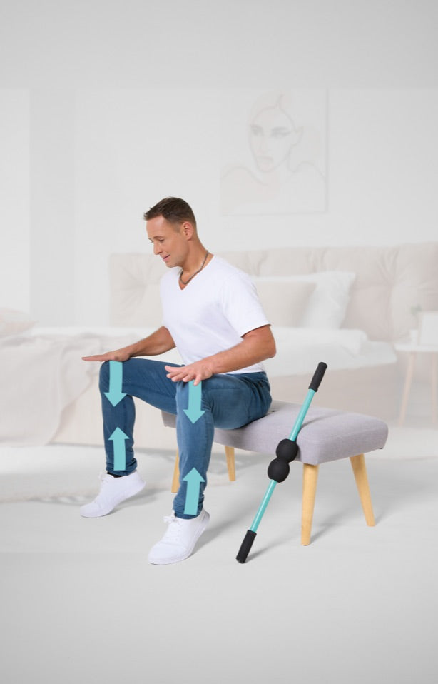 Mann sitzt auf einem Hocker und hebt die Hacken an - eine Übung wird gezeigt. 
